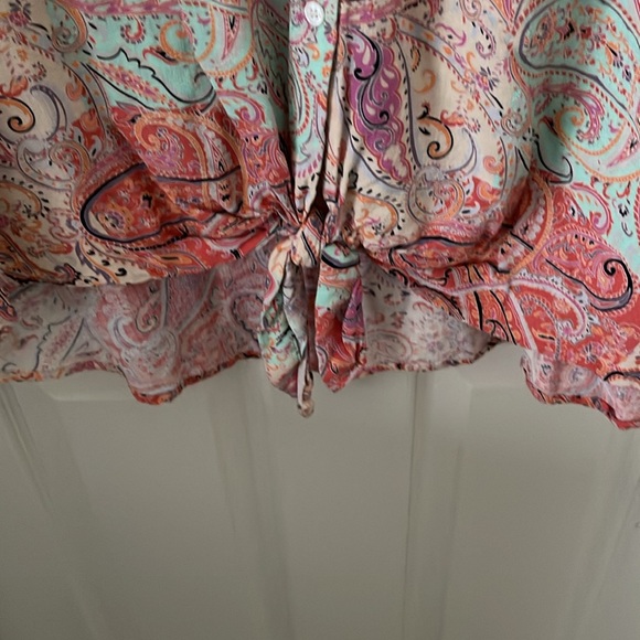 A peachy paisley blouse. - Picture 4 of 5